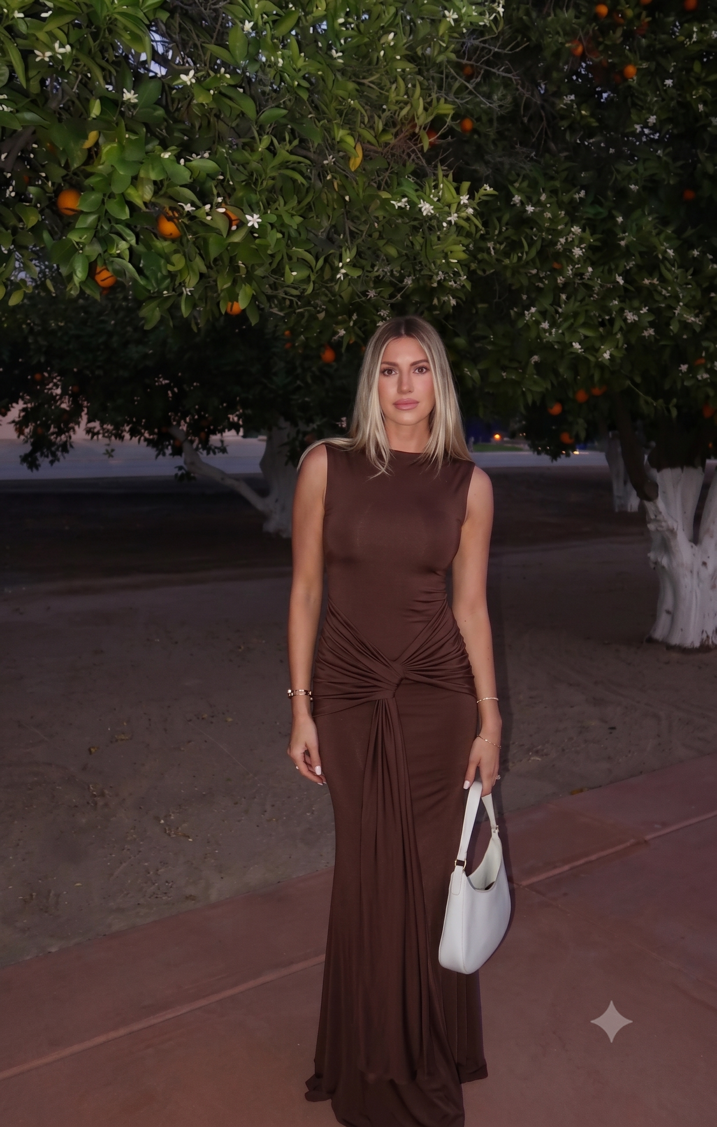 Vestido de Gala de Alta Costura – Elegancia y Sensualidad