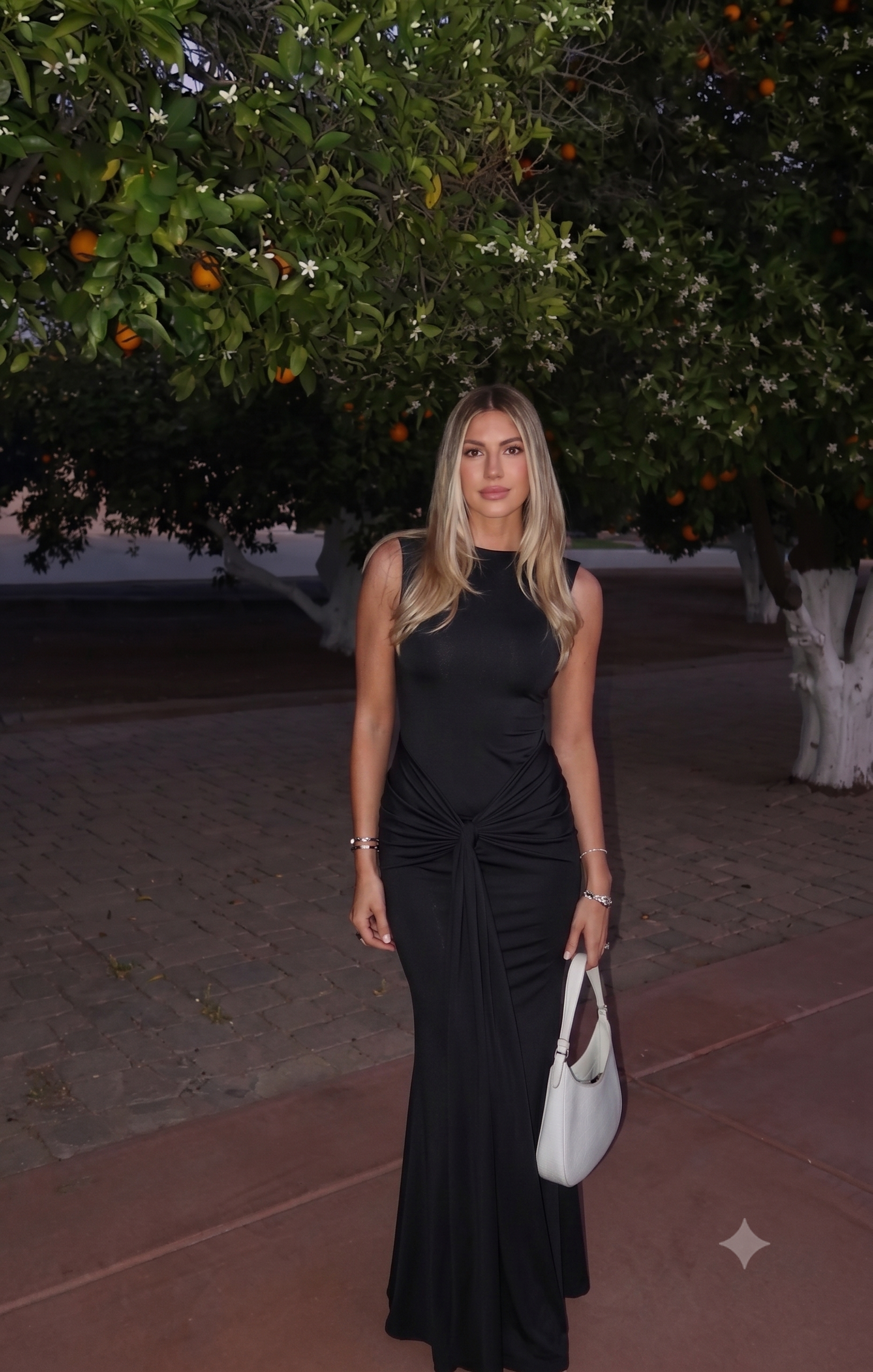Vestido de Gala de Alta Costura – Elegancia y Sensualidad